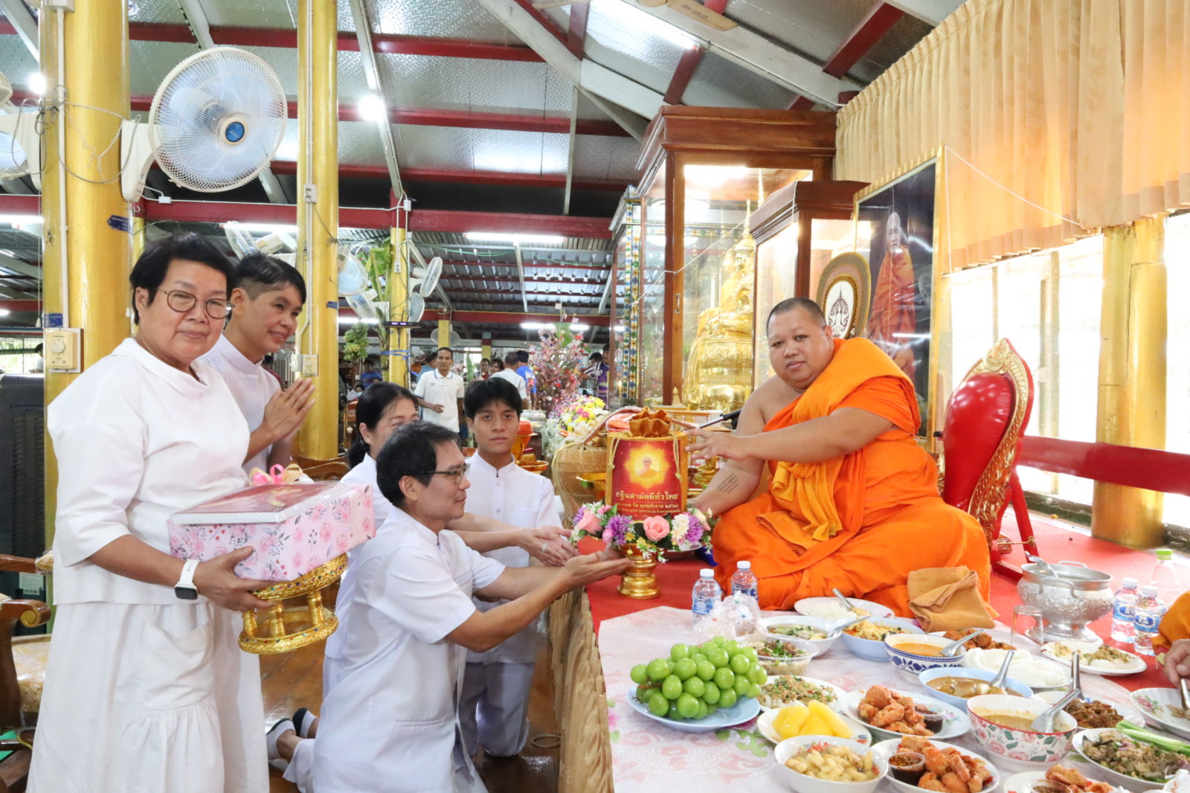 ภาพการถวายปัจจัยวัดวังพลับใต้