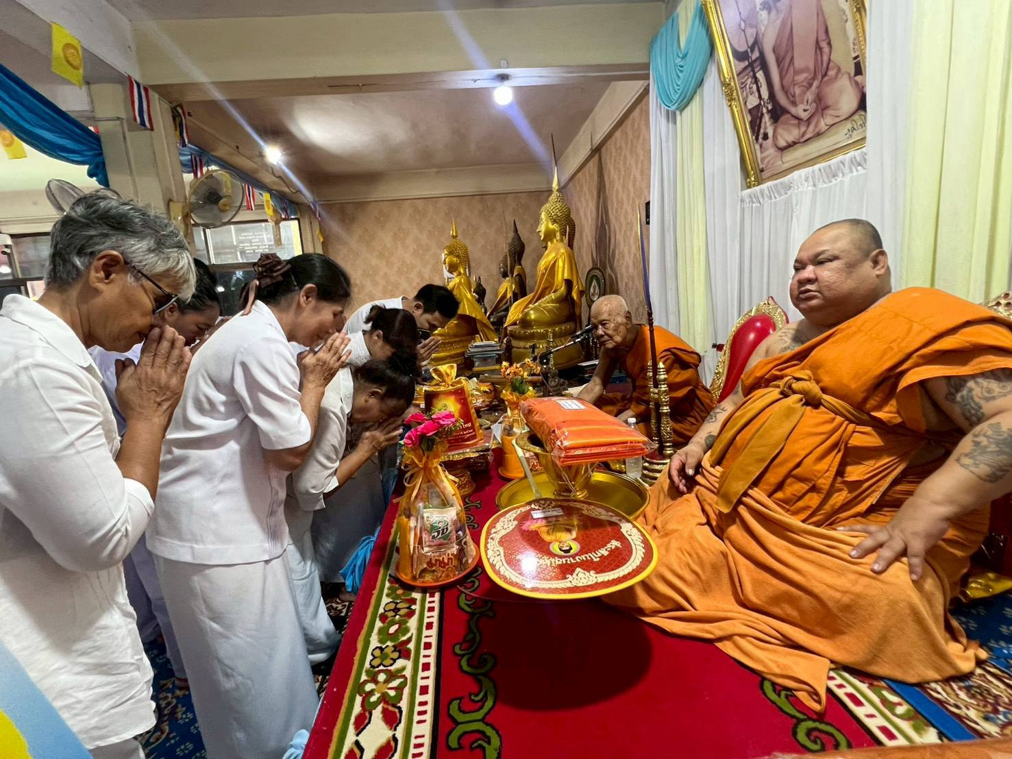 ภาพการถวายปัจจัยวัดเนินมหาเชษฐ์