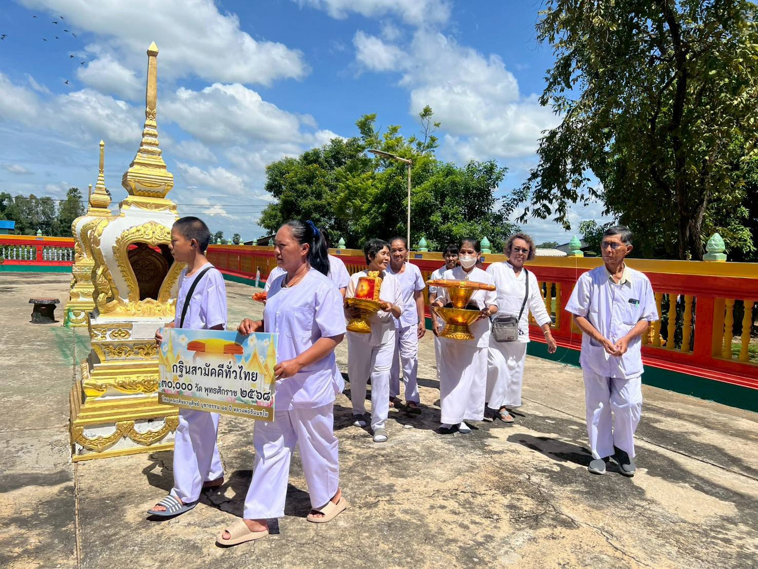 ภาพร่วมขบวนกฐินวัดเนินมหาเชษฐ์