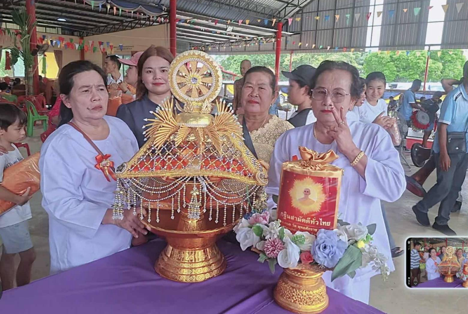 ภาพหมู่ถือพานถวายปัจจัยวัดอ่างตะแบก