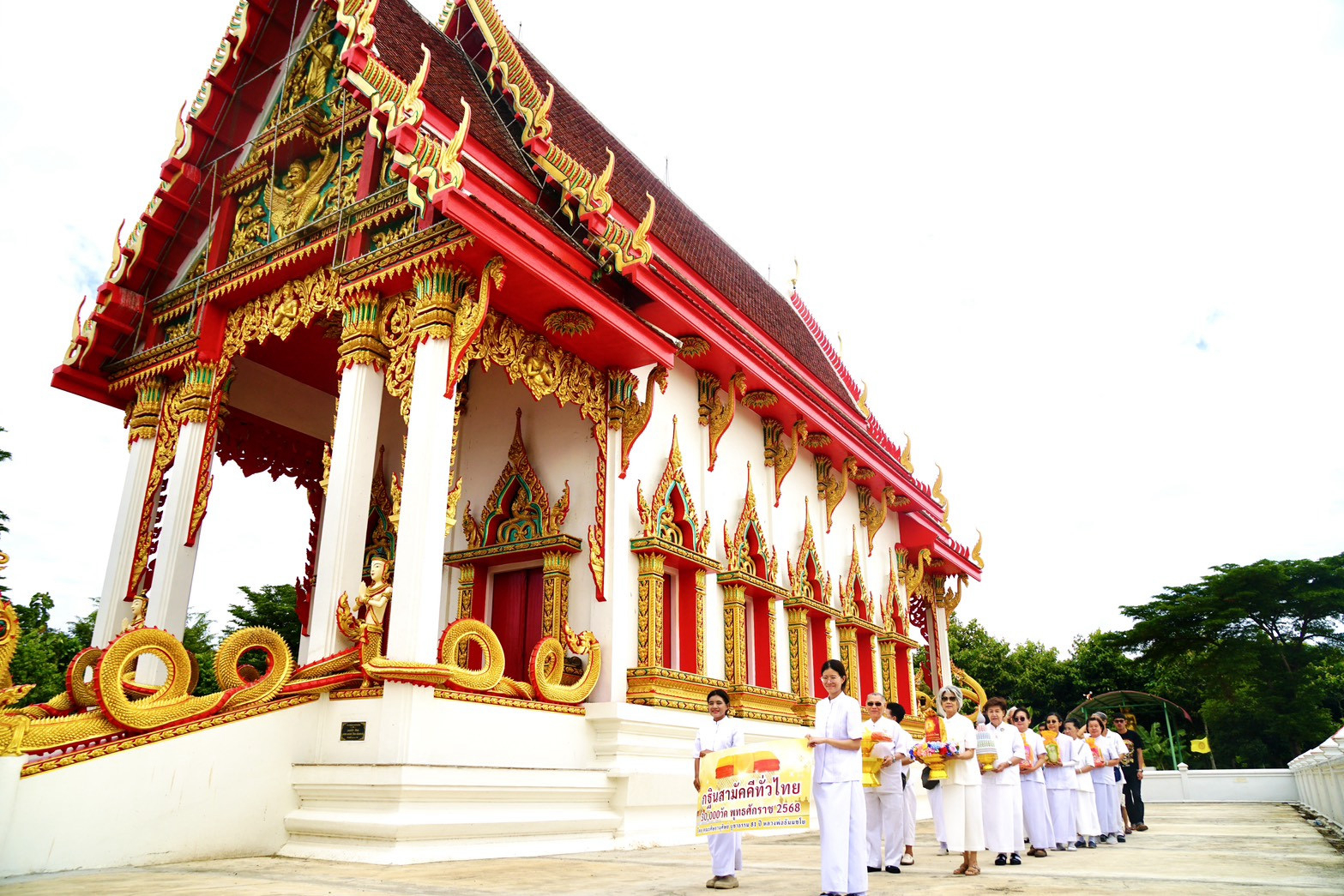 ภาพร่วมขบวนกฐินวัดนิคมพัฒนา