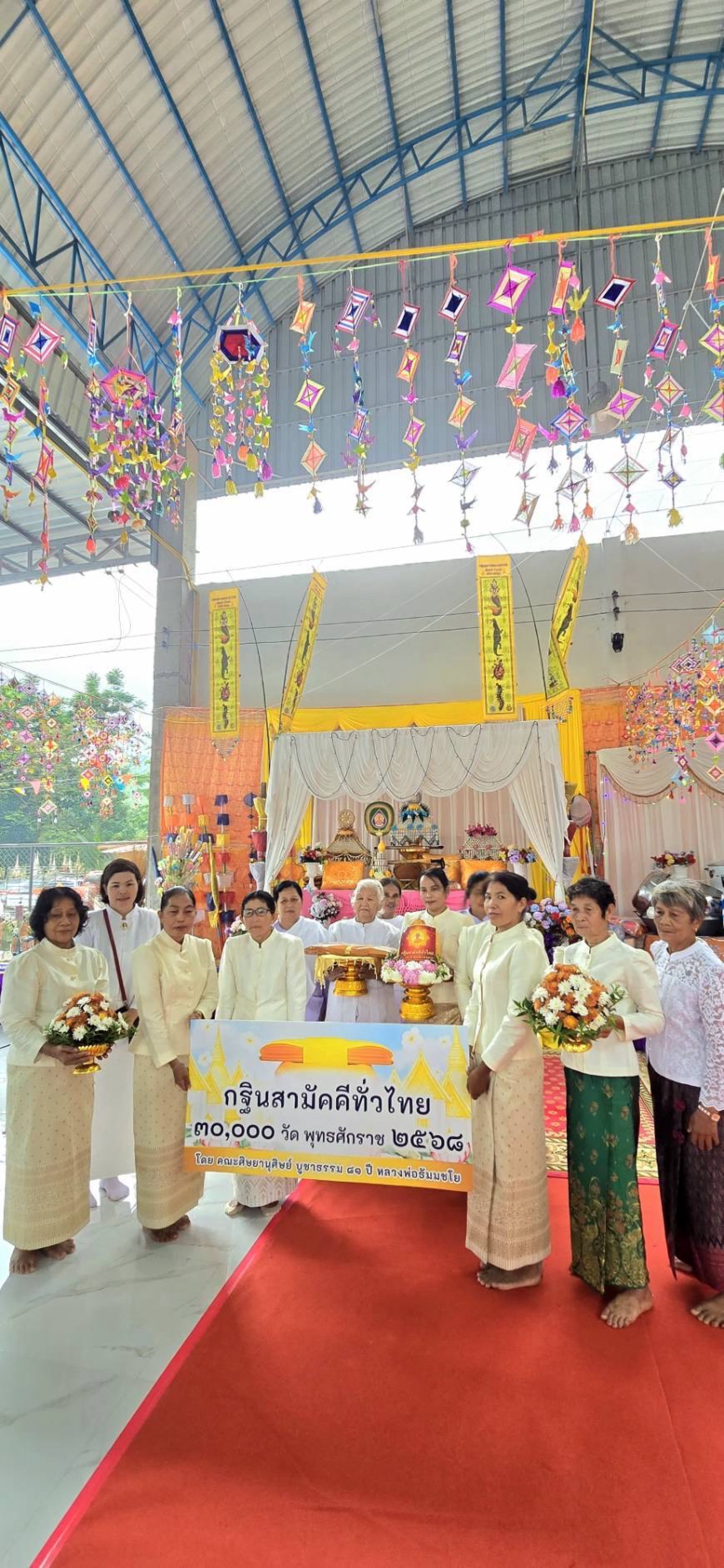 ภาพหมู่ถือพานถวายปัจจัยที่พักสงฆ์ในกรัง