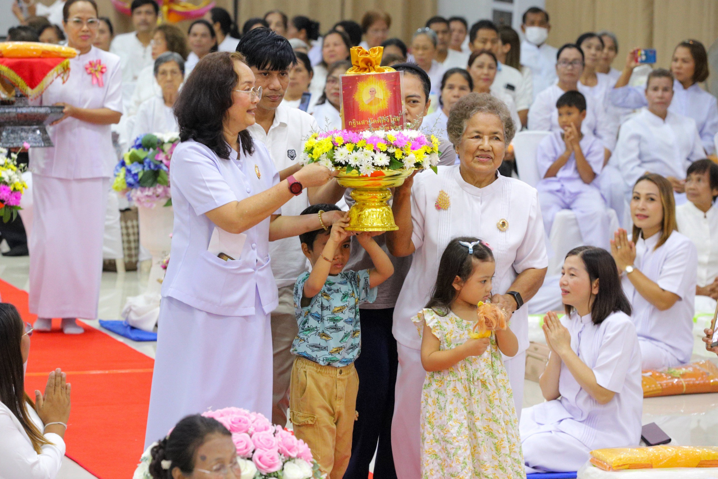 ภาพหมู่ถือพานถวายปัจจัยธุดงคสถานสุราษฎร์ธานี