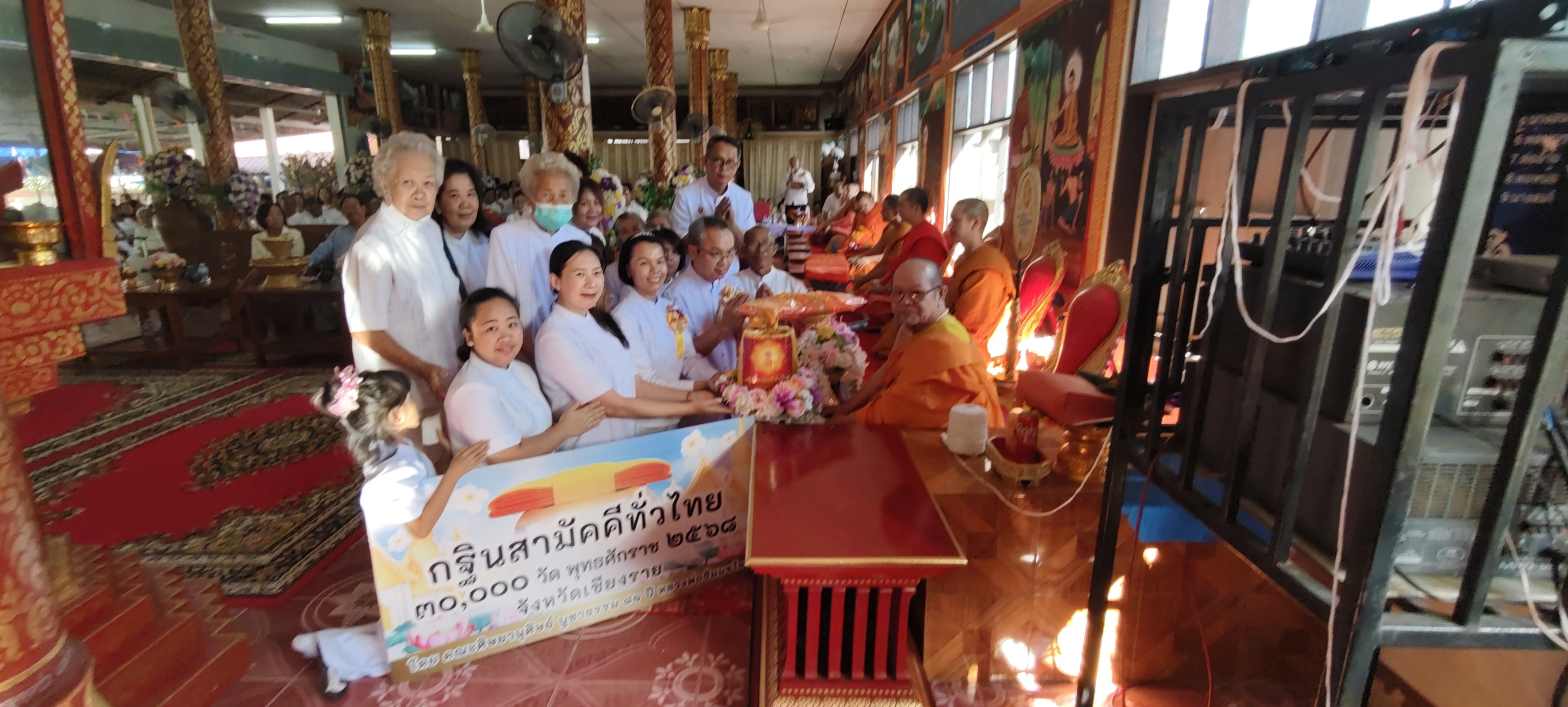 ภาพการถวายปัจจัยวัดแม่ข้าวต้มท่าสุด