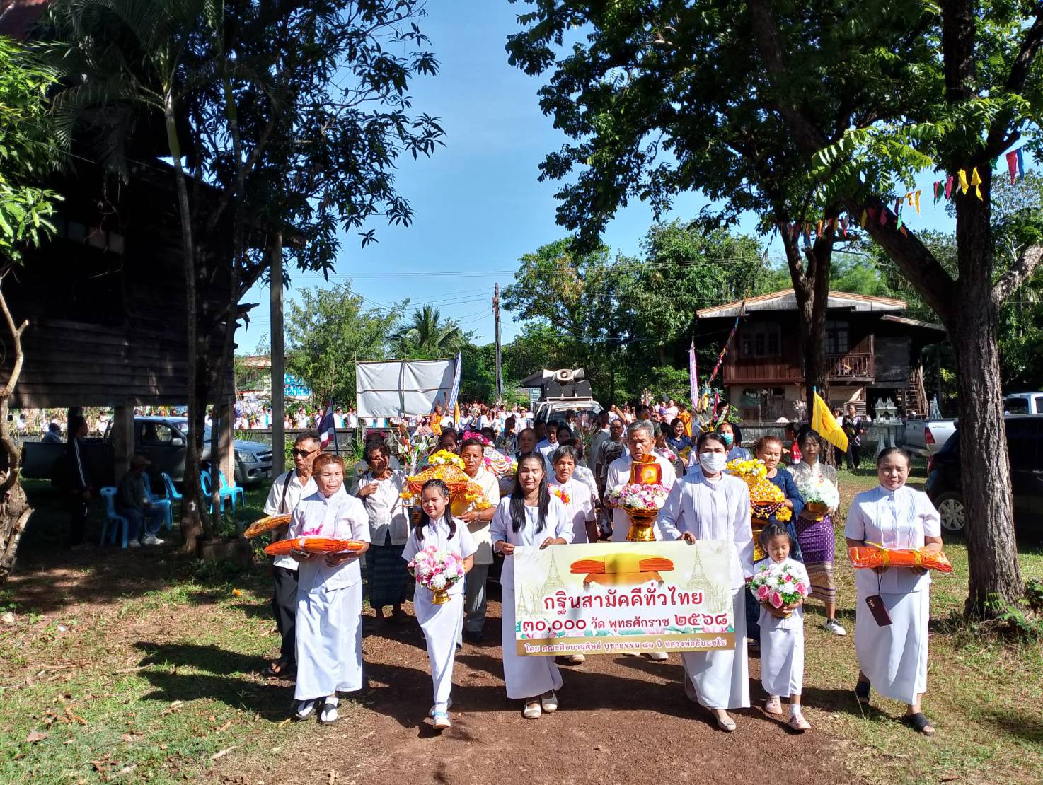 ภาพร่วมขบวนกฐินวัดโพนแคน้อย