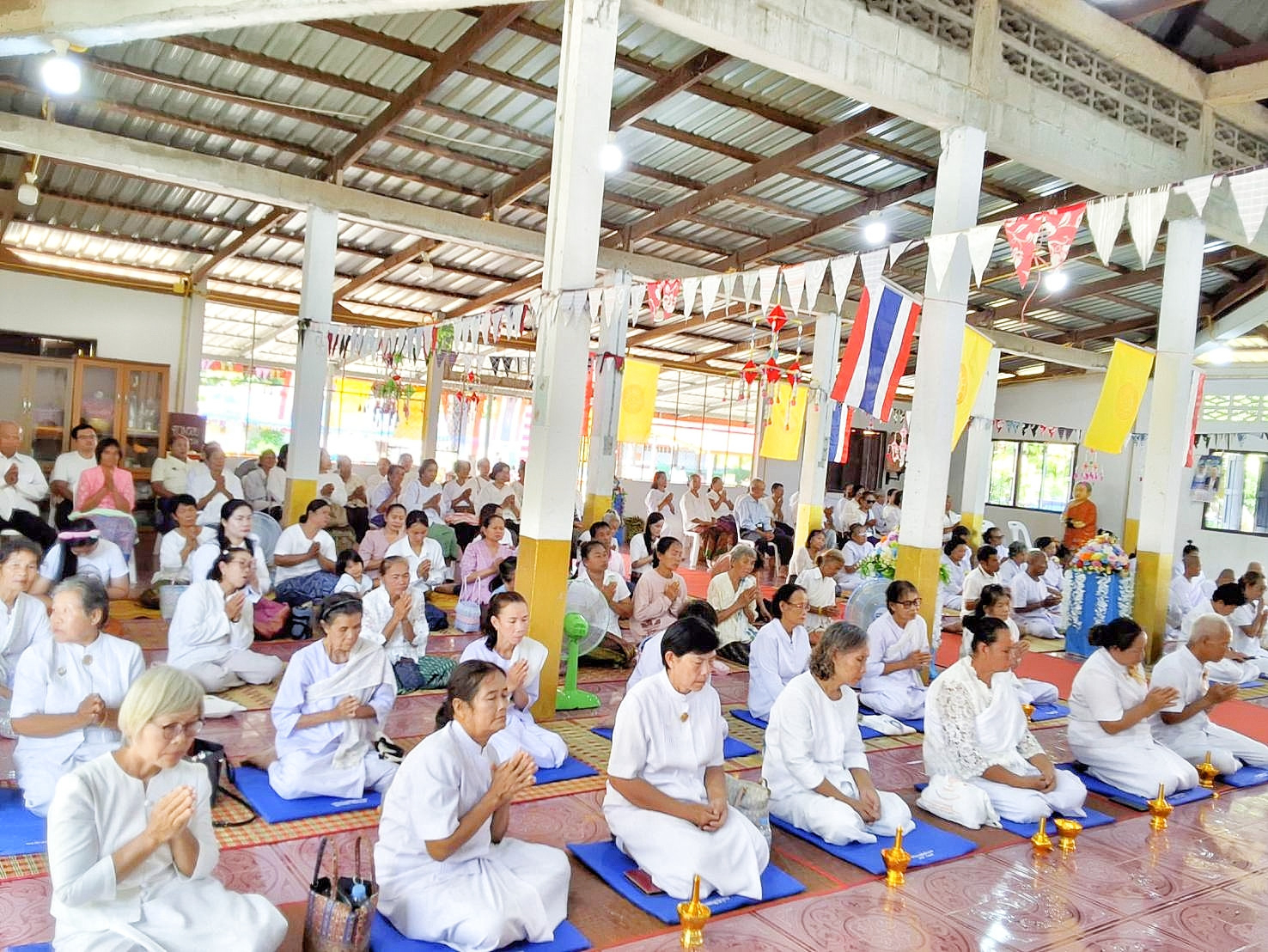 ภาพร่วมพิธีกรรมวัดโพธิ์ศรี