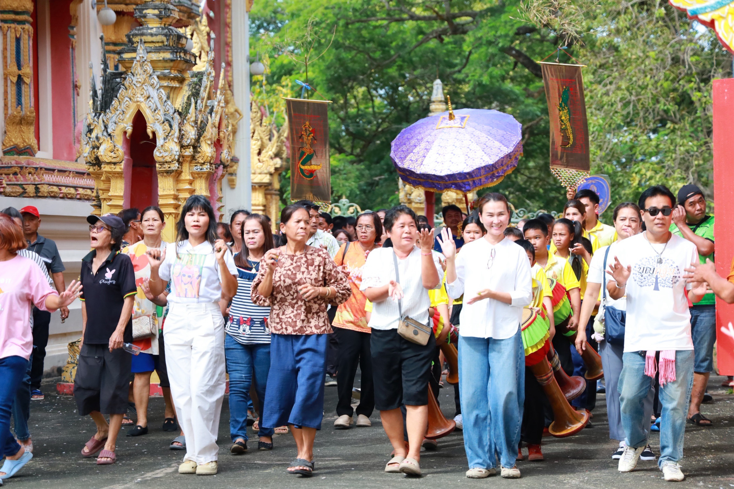ภาพร่วมพิธีกรรมวัดคุ้งกร่าง