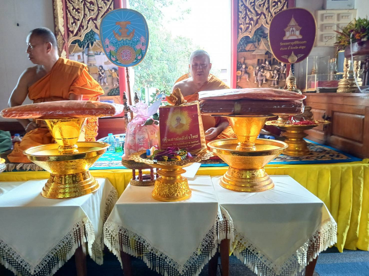 ภาพการถวายปัจจัยวัดลี้หลวง
