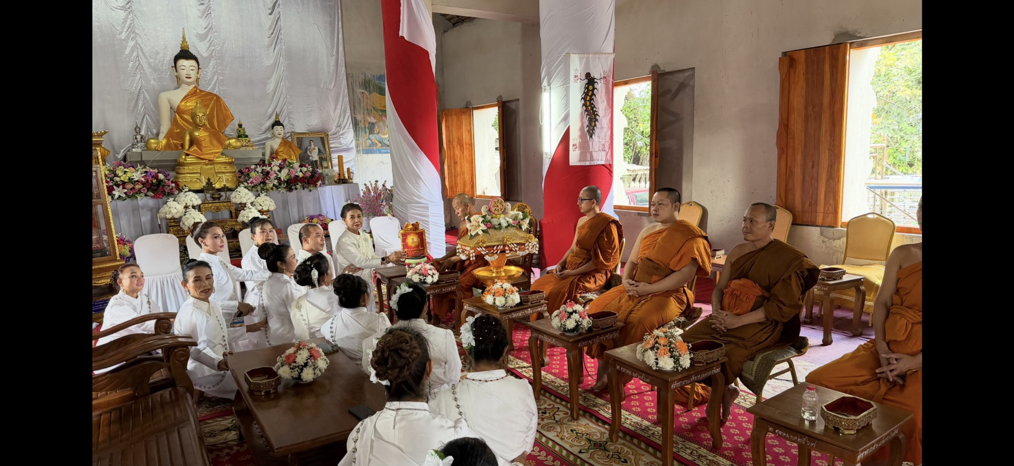 ภาพการถวายปัจจัยวัดเหล่าปงเสือ