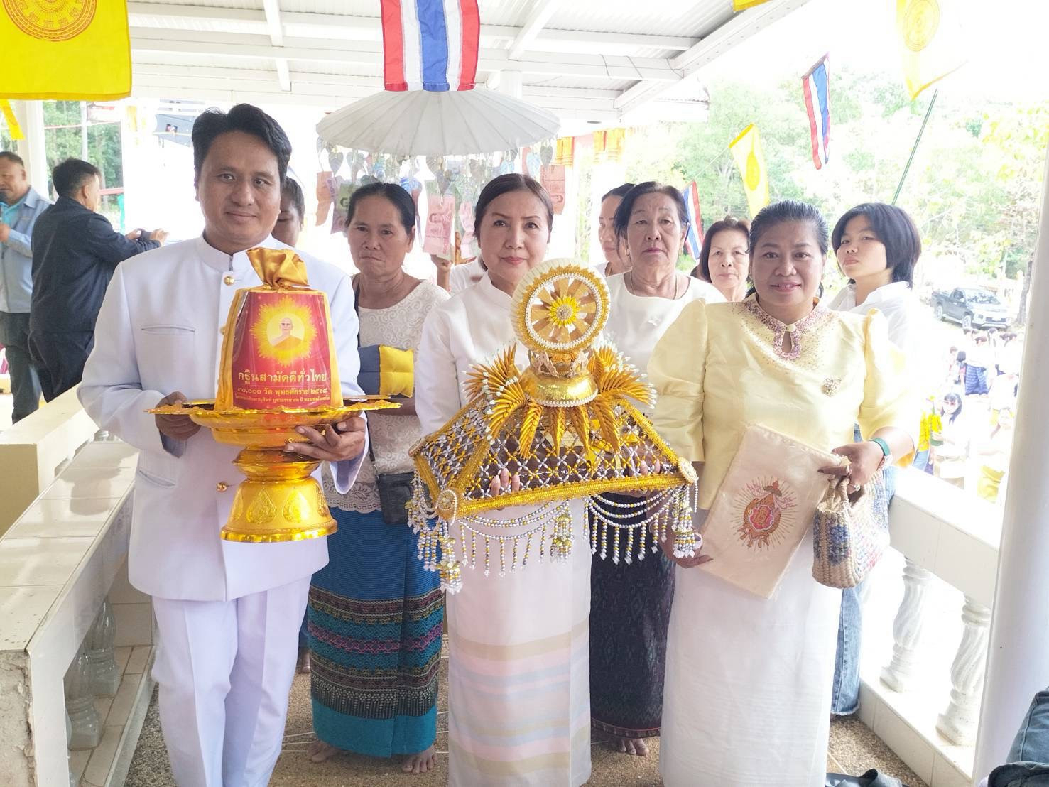 ภาพหมู่ถือพานถวายปัจจัยวัดผาใหญ่วชิรวงศ์