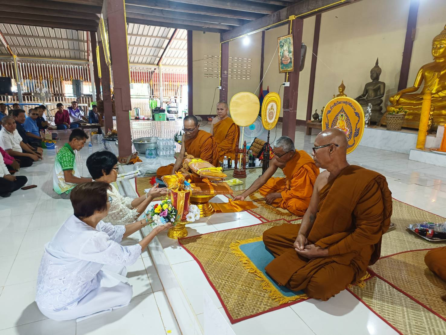 ภาพการถวายปัจจัยวัดศรีบุญเรือง