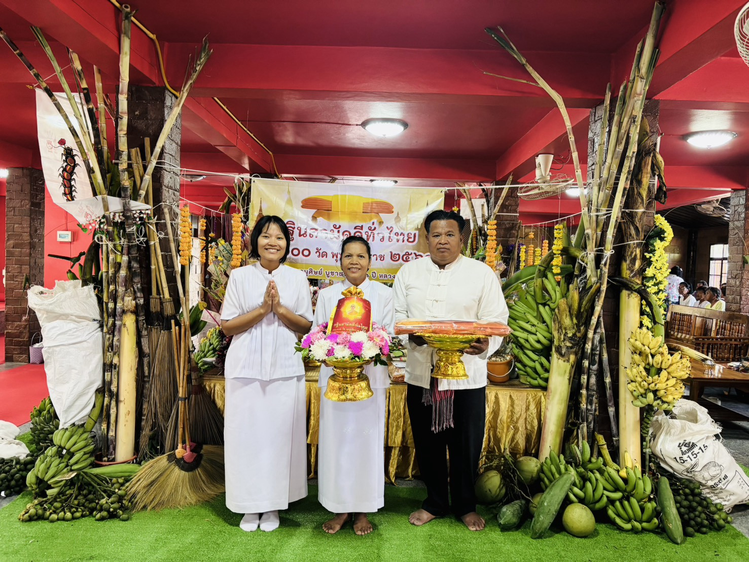 ภาพหมู่ถือพานถวายปัจจัยวัดหมากเขียบ