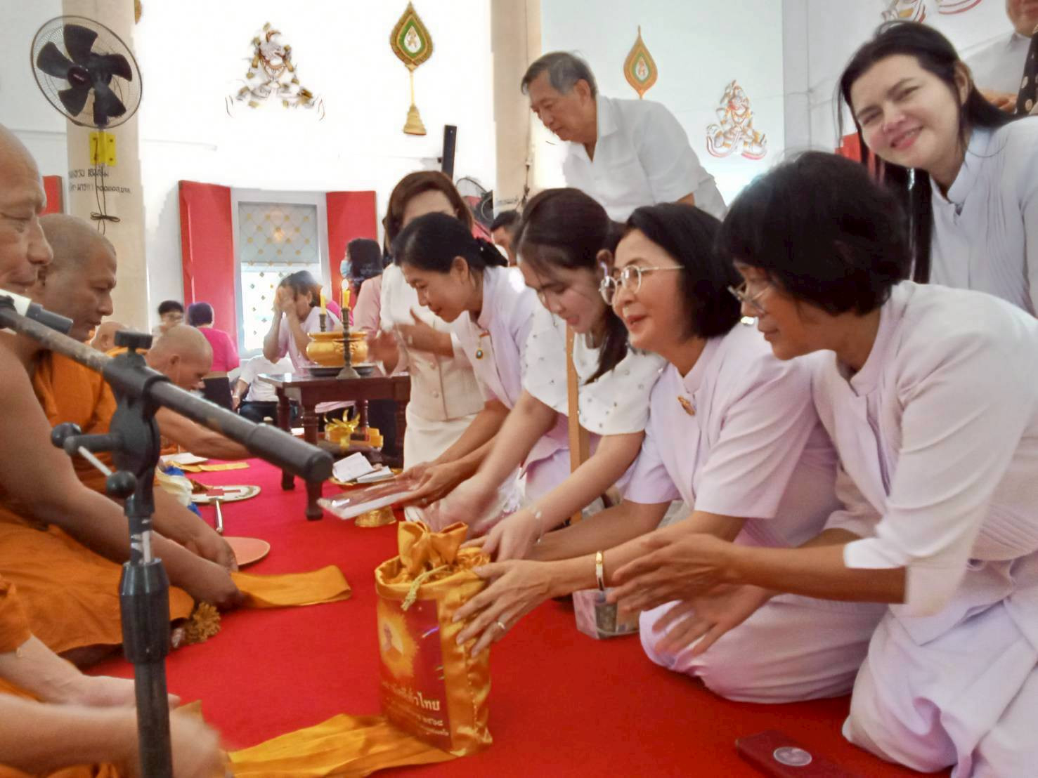 ภาพการถวายปัจจัยวัดราษฎร์นิยมธรรม