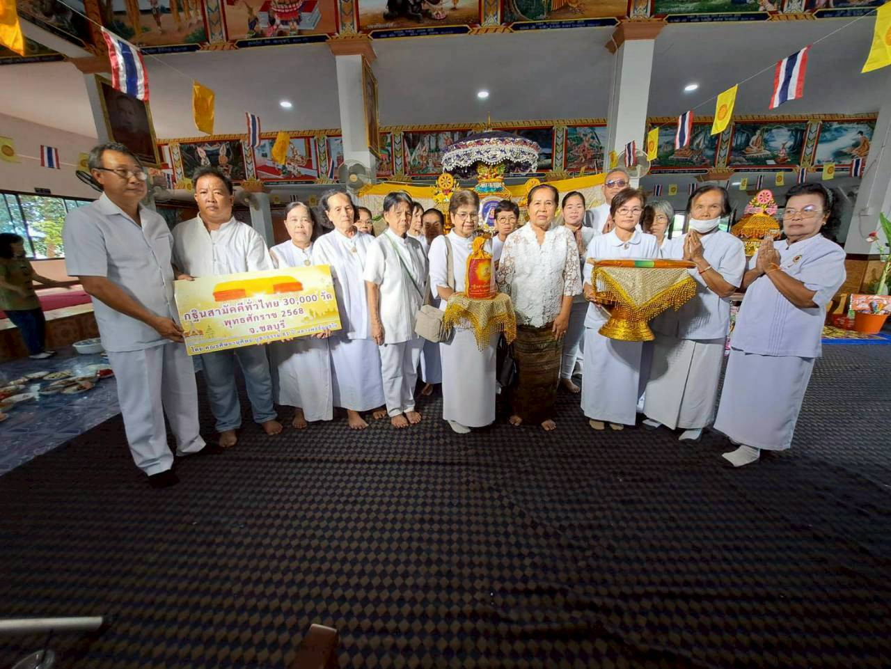 ภาพหมู่ถือพานถวายปัจจัยวัดเนินสัก