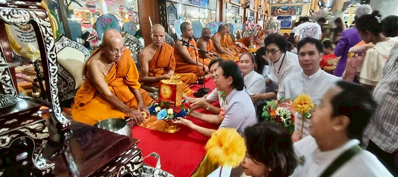 ภาพการถวายปัจจัยวัดหนองใหญ่