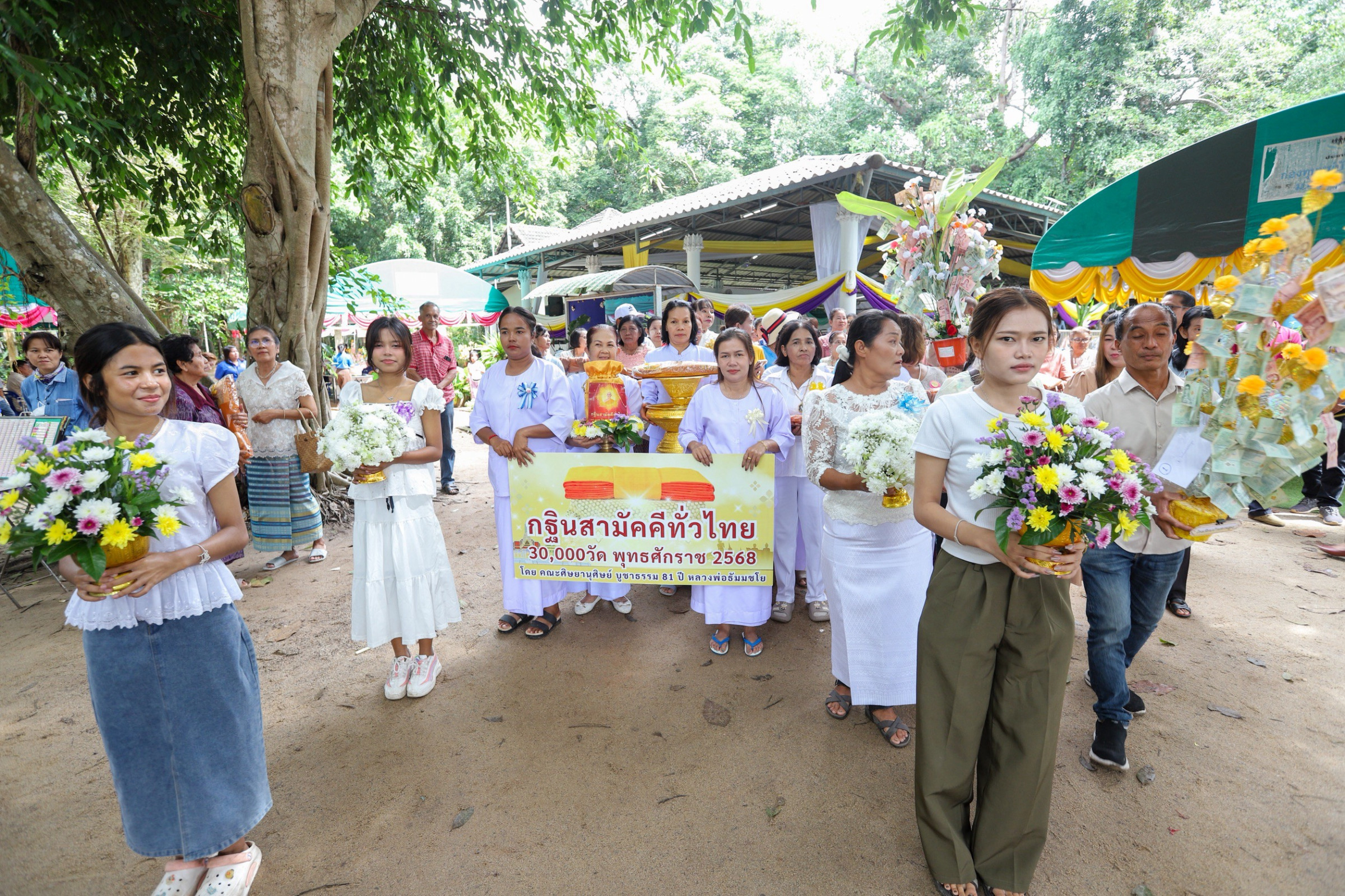 ภาพร่วมขบวนกฐินวัดศานติไมตรี