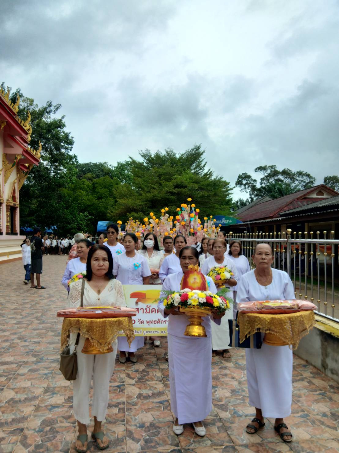 ภาพร่วมขบวนกฐินวัดไตรรัตนากร