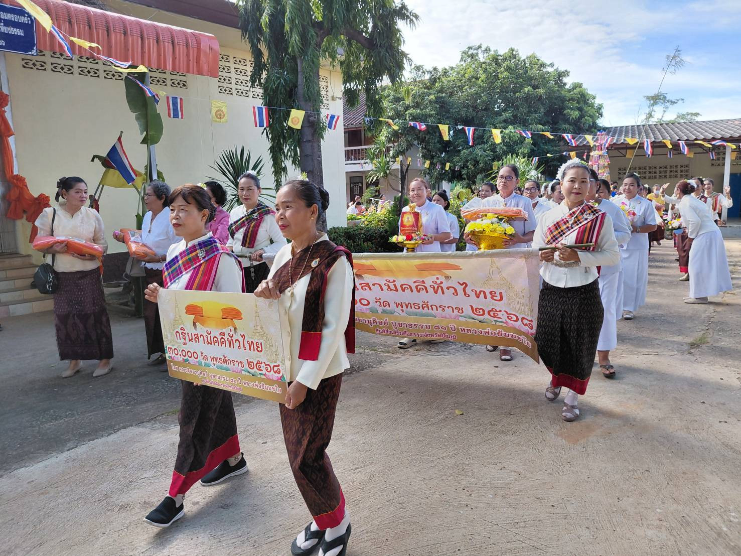 ภาพร่วมพิธีกรรมวัดพูลทรัพย์ลาดใหญ่