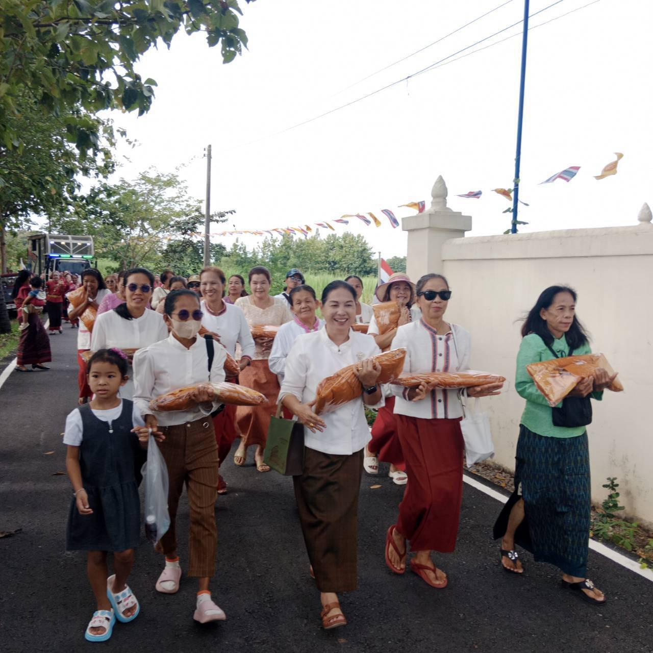 ภาพร่วมพิธีกรรมวัดรัฐถิวัลย์(ตาลเดี่ยว)