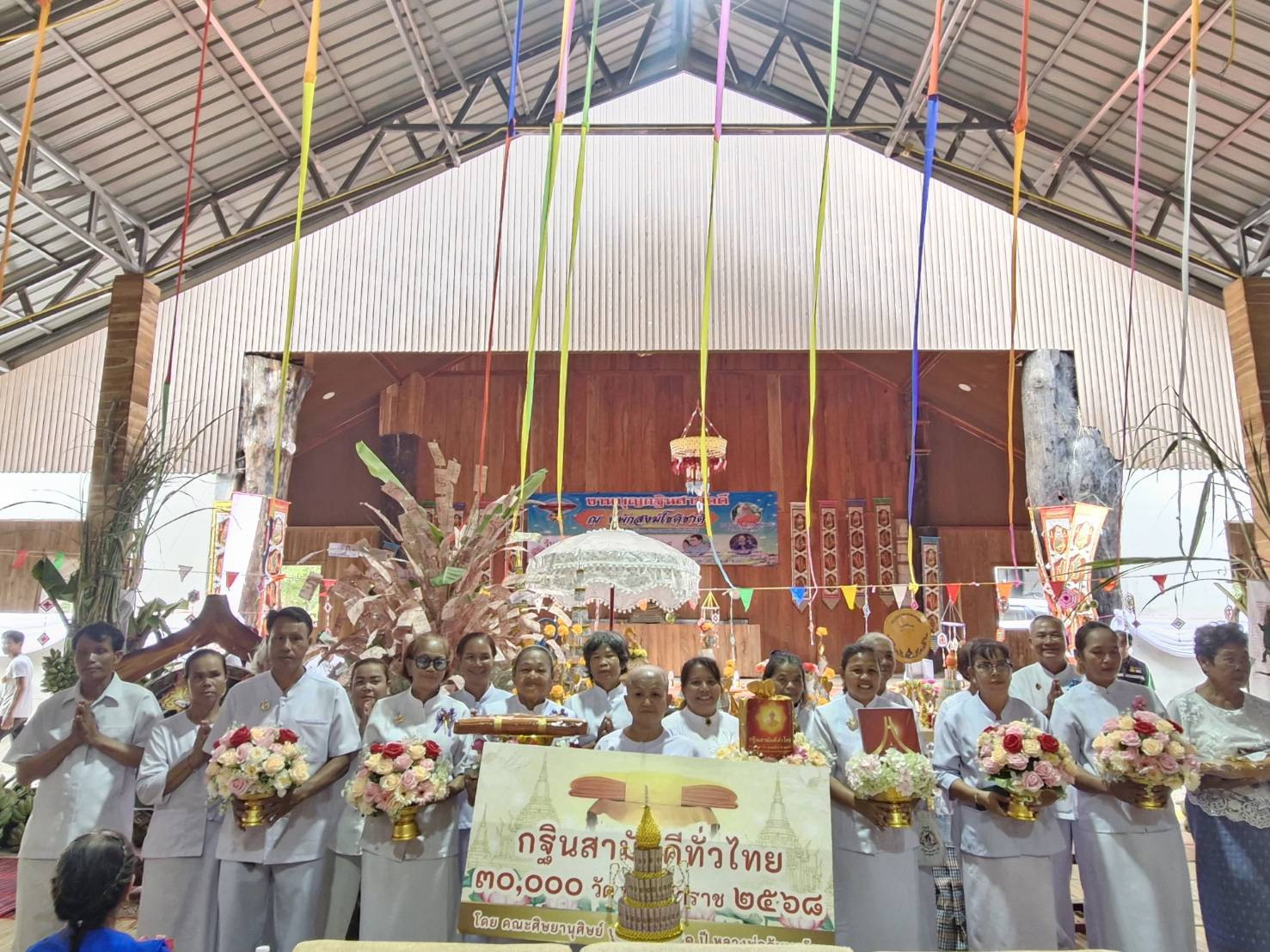 ภาพหมู่ถือพานถวายปัจจัยที่พักสงฆ์โชติชาติ