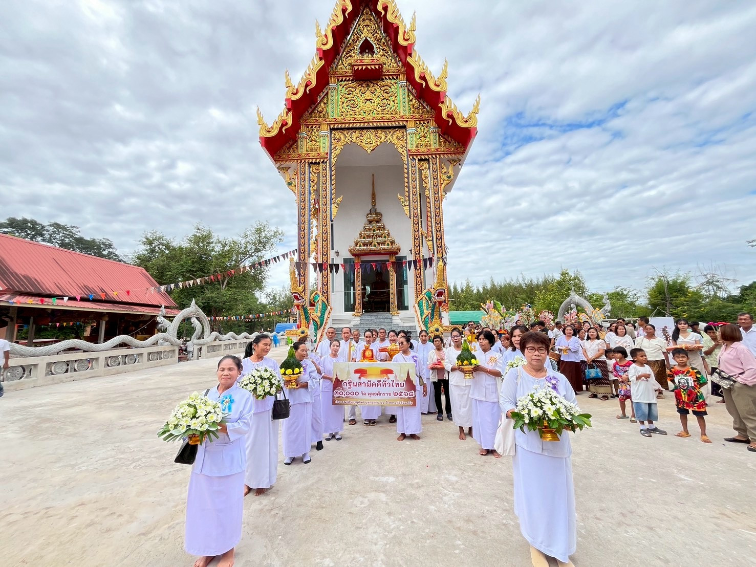 ภาพร่วมขบวนกฐินวัดโพธื์คำ
