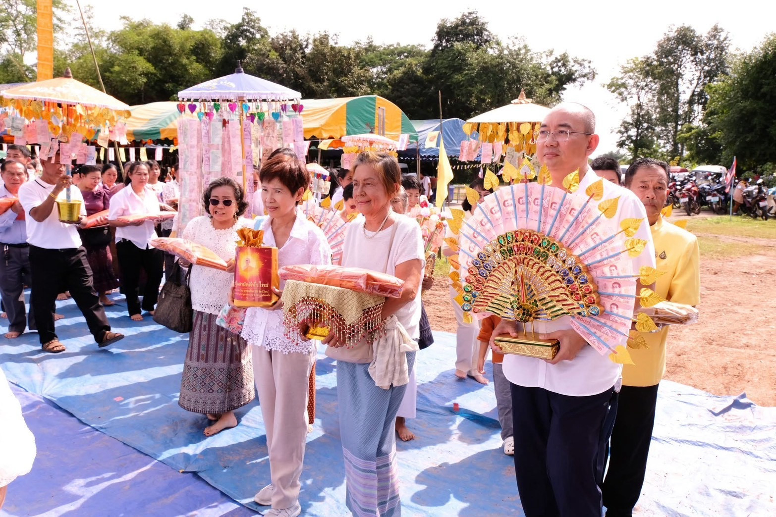 ภาพหมู่ถือพานถวายปัจจัยวัดโนนพระแก้ว