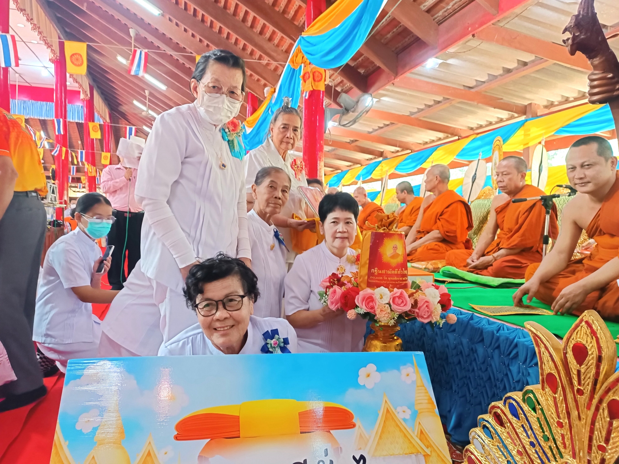 ภาพหมู่ถือพานถวายปัจจัยวัดดอนตาล