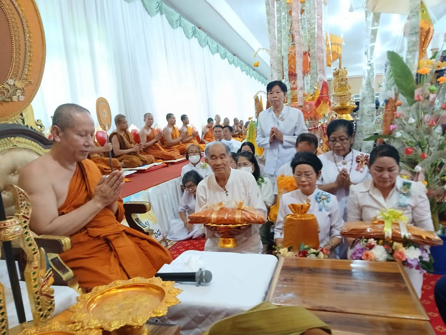 ภาพการถวายปัจจัยวัดอู่ล่อง