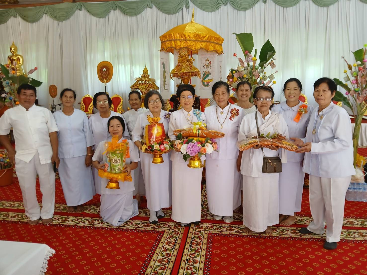 ภาพหมู่ถือพานถวายปัจจัยวัดอู่ล่อง