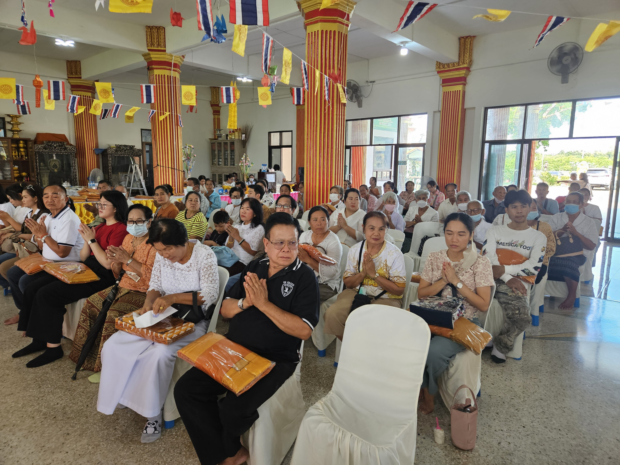 ภาพร่วมพิธีกรรมวัดหนองหญ้าปล้อง