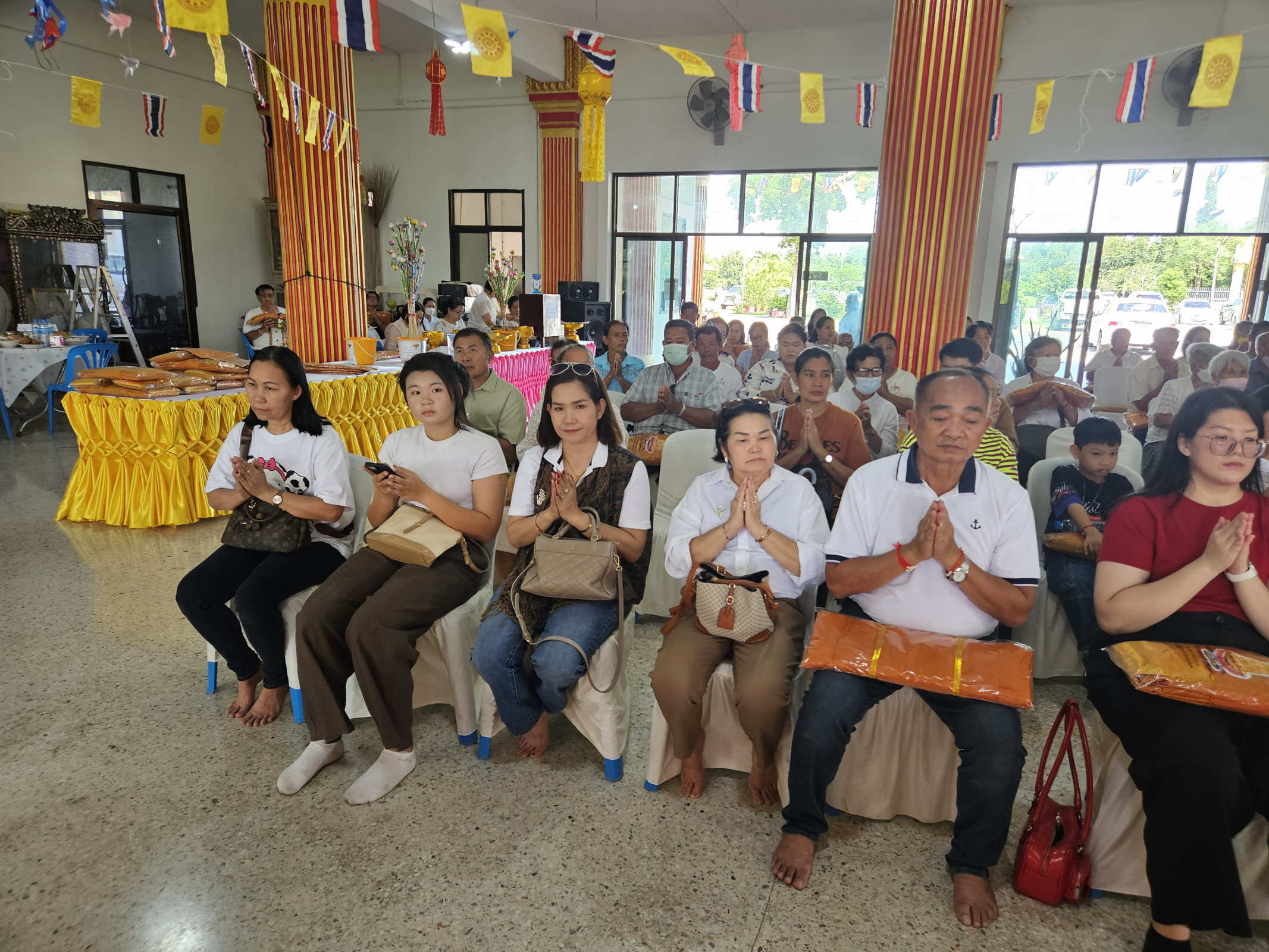 ภาพร่วมพิธีกรรมวัดหนองหญ้าปล้อง