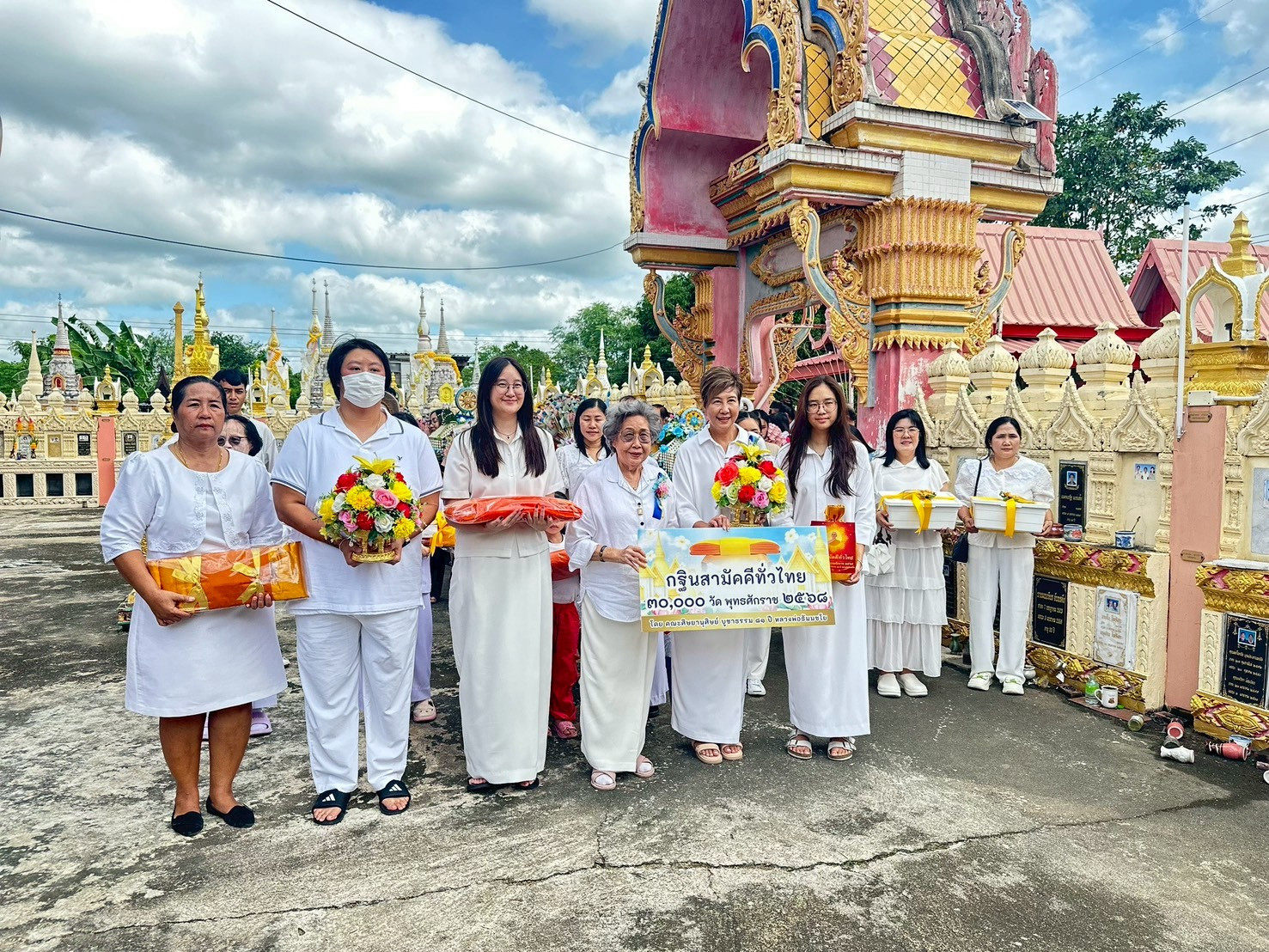 ภาพร่วมขบวนกฐินวัดหนองเสือ
