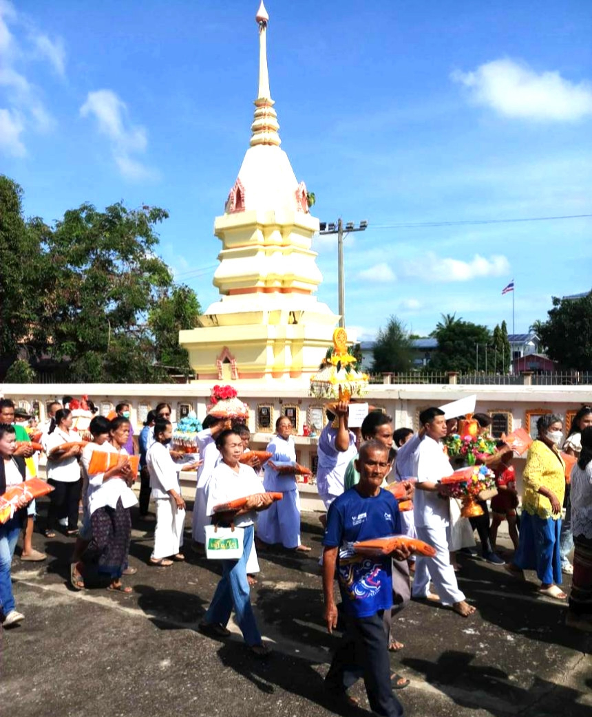 ภาพหมู่ถือพานถวายปัจจัยวัดสำนักคร้อ