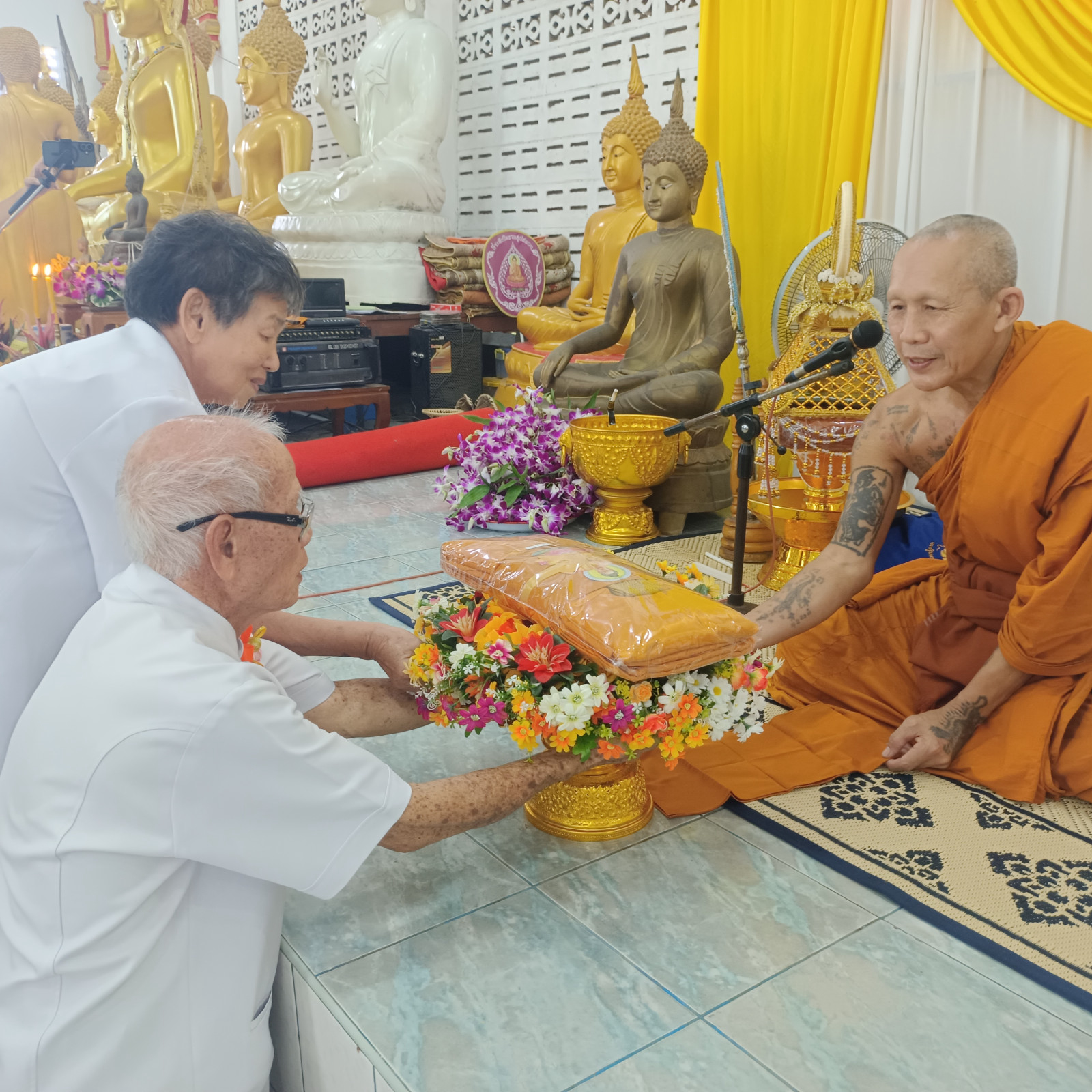 ภาพการถวายปัจจัยวัดทุ่งประทุน