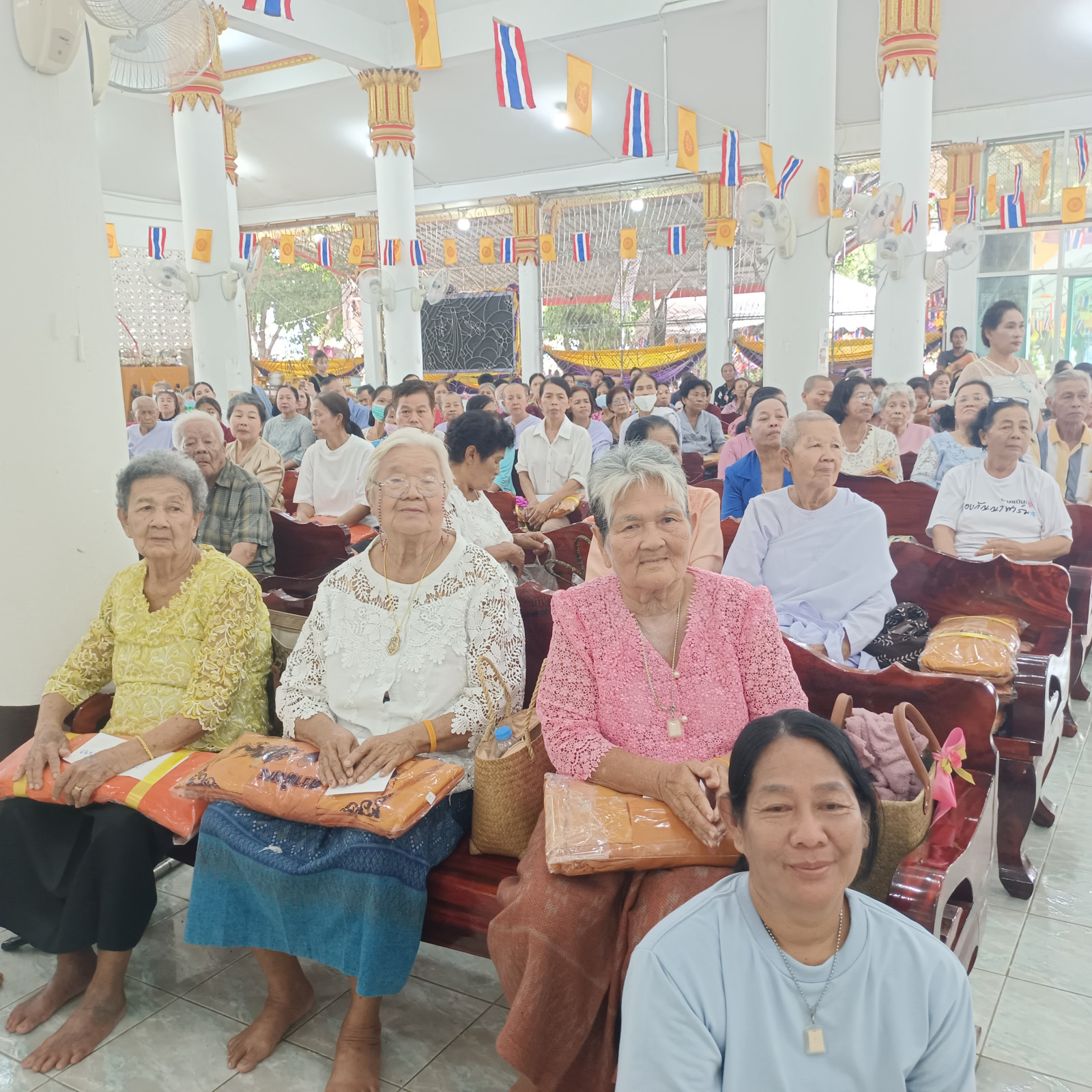 ภาพร่วมพิธีกรรมวัดทุ่งประทุน