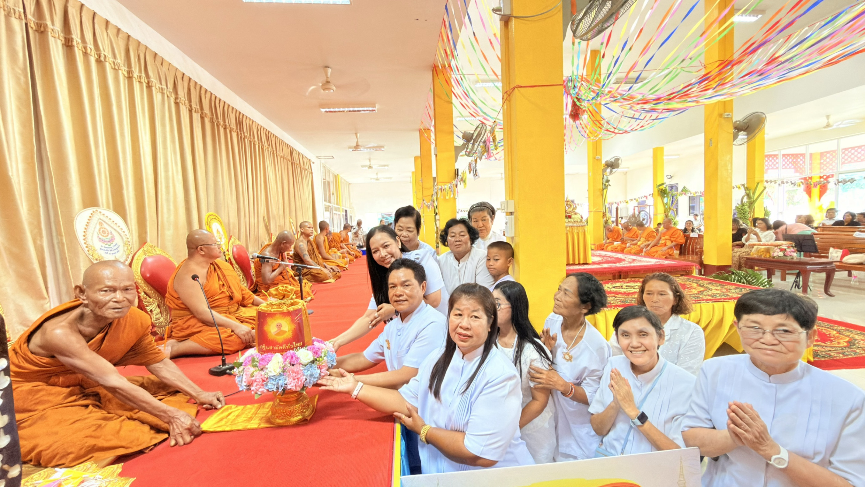 ภาพการถวายปัจจัยวัดคลองพลู