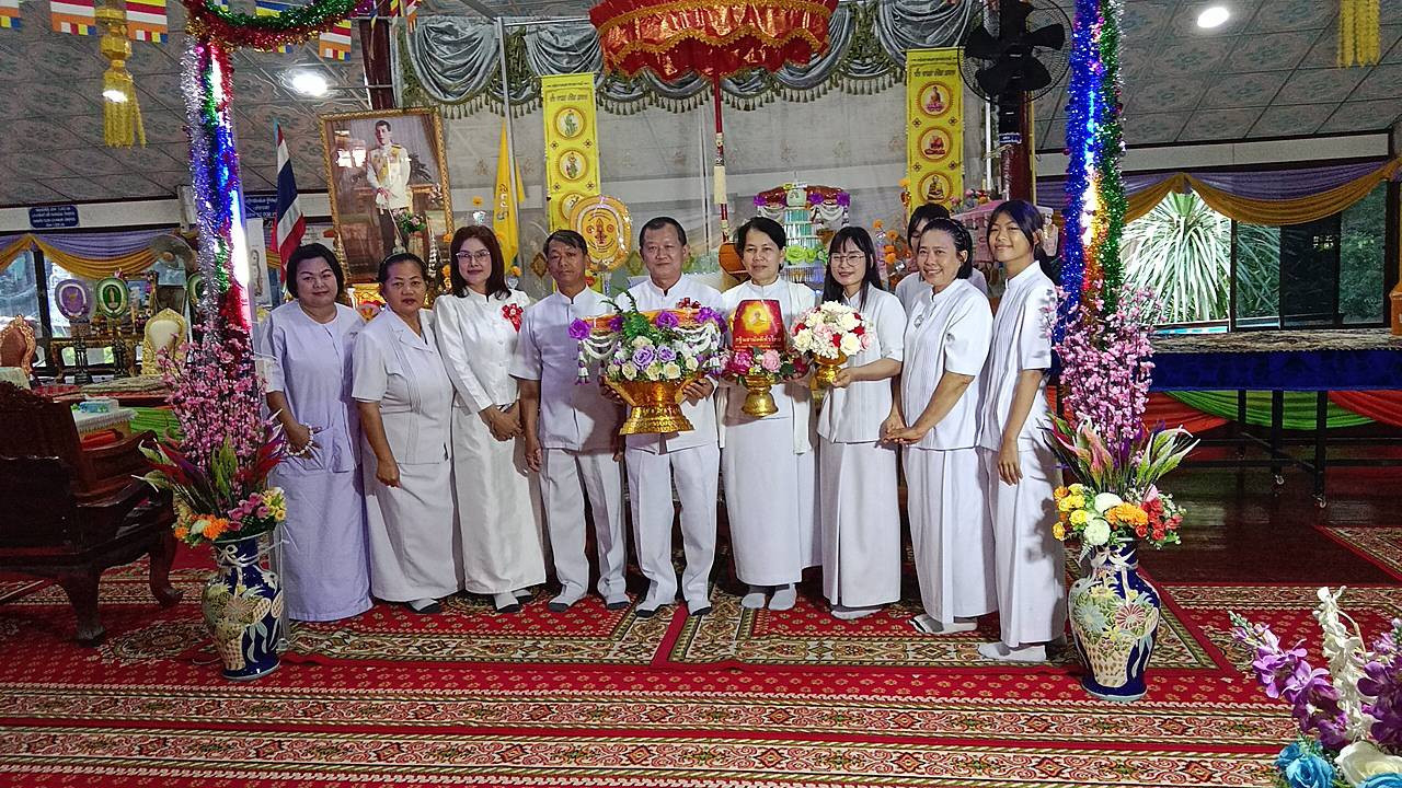 ภาพหมู่ถือพานถวายปัจจัยวัดเขาหินซ้อนนันทวัฒนาราม