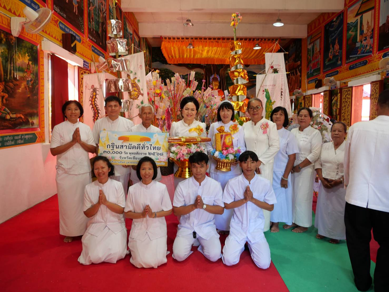 ภาพหมู่ถือพานถวายปัจจัยวัดหาดบ้าย