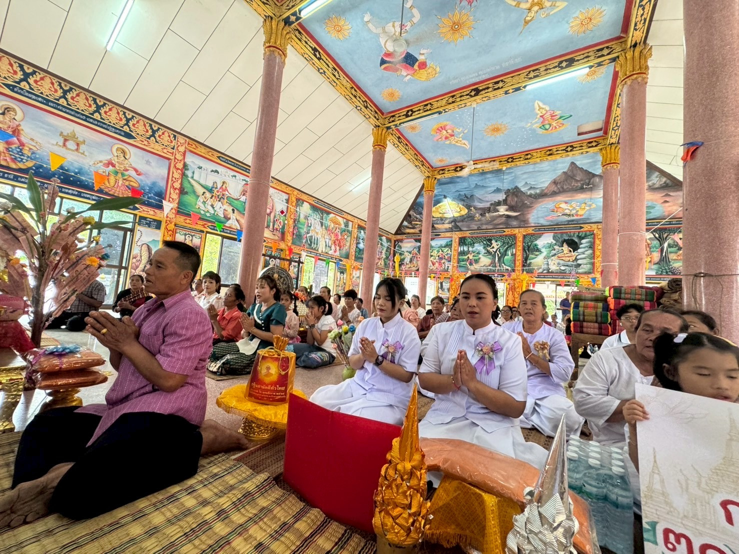 ภาพร่วมพิธีกรรมวัดหนองกินเพลใต้