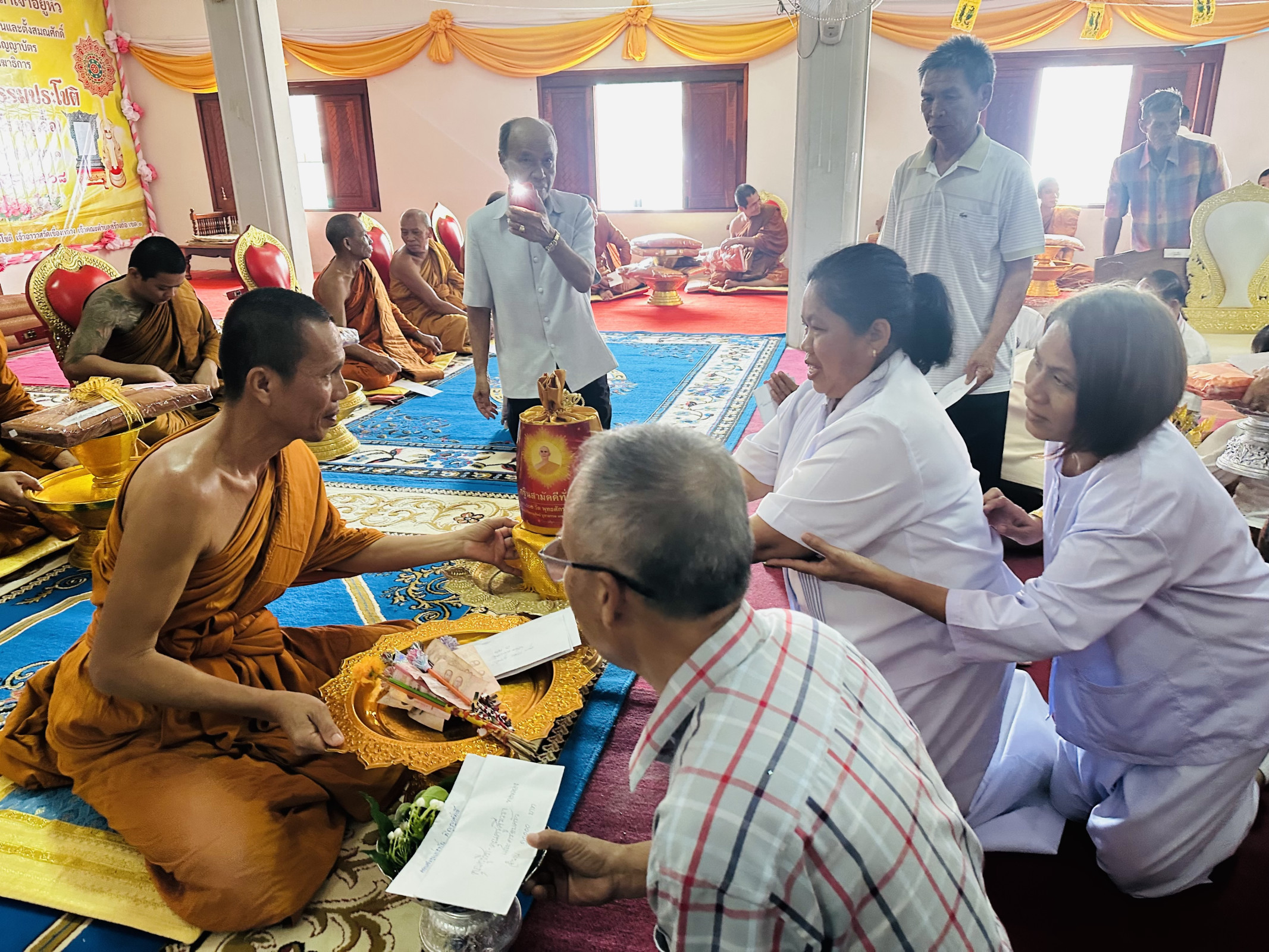 ภาพการถวายปัจจัยวัดเขื่องกลาง