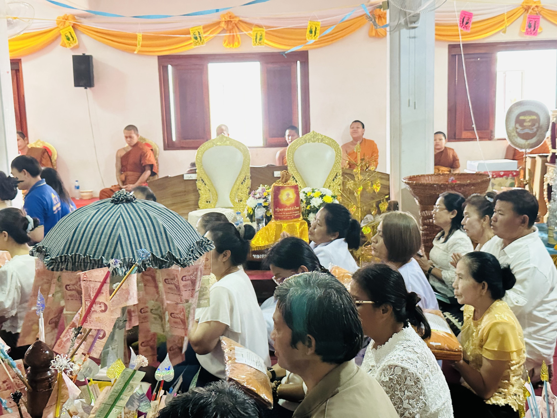 ภาพร่วมพิธีกรรมวัดเขื่องกลาง