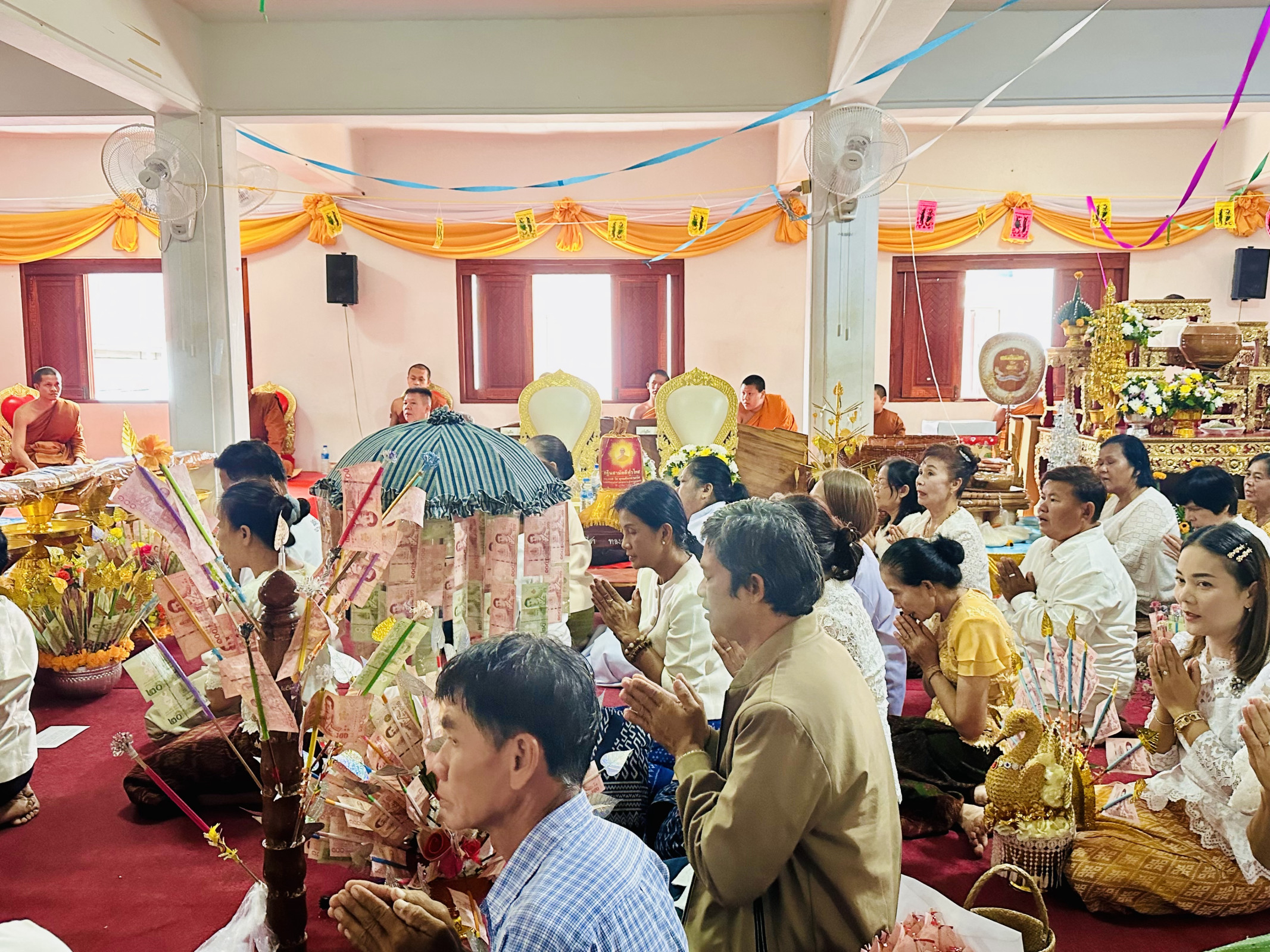 ภาพร่วมพิธีกรรมวัดเขื่องกลาง