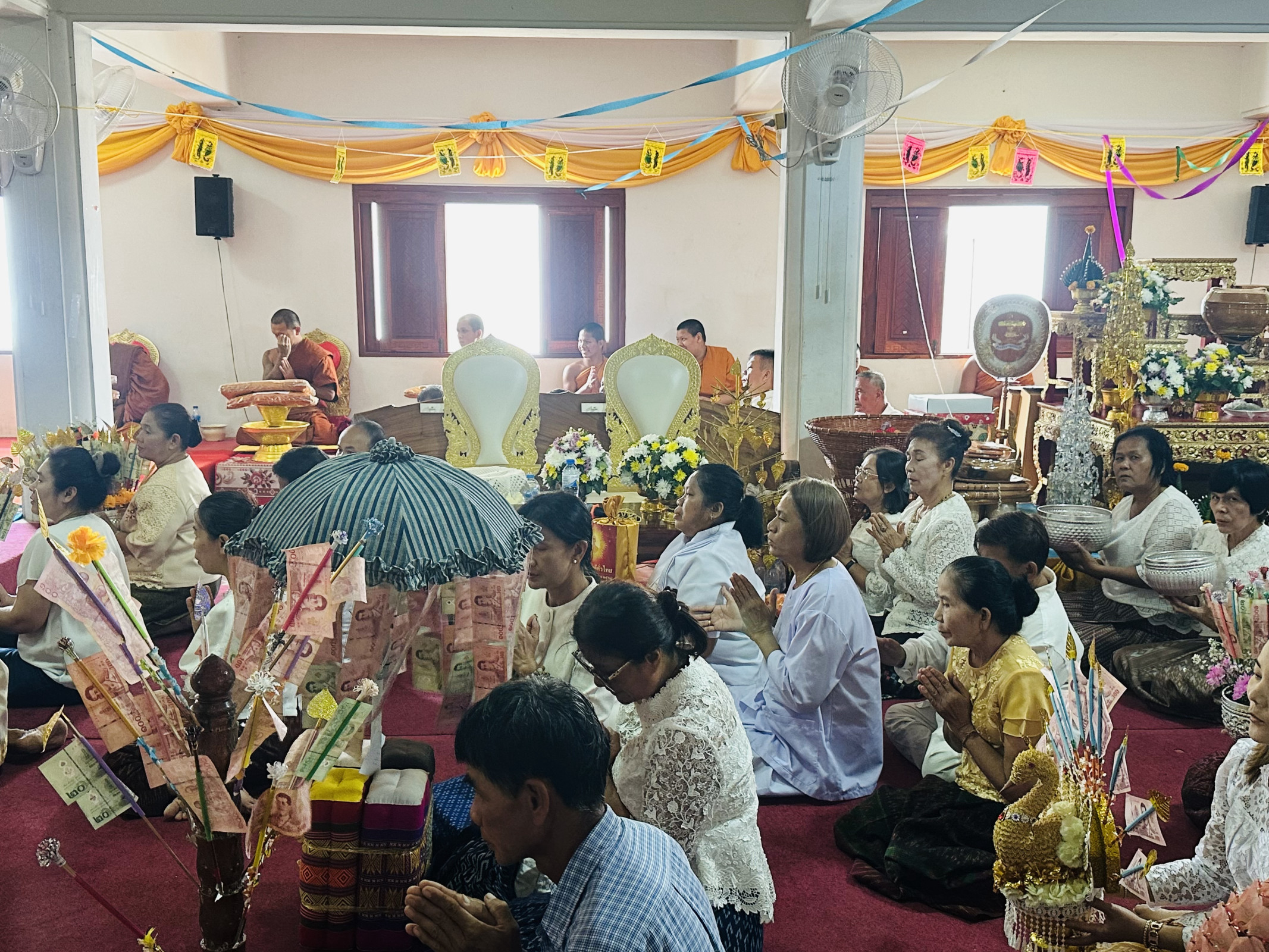 ภาพร่วมพิธีกรรมวัดเขื่องกลาง