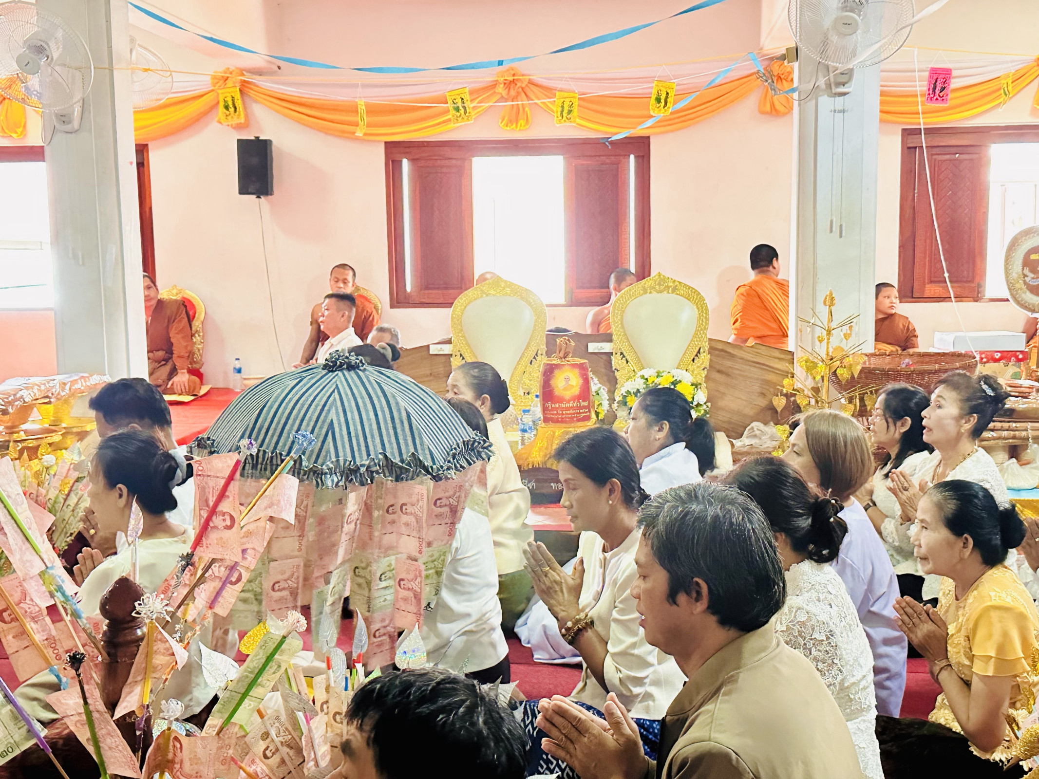 ภาพร่วมพิธีกรรมวัดเขื่องกลาง