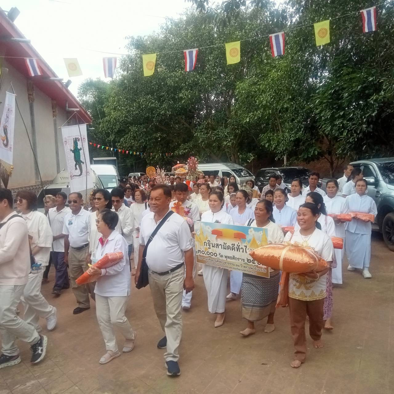 ภาพร่วมขบวนกฐินวัดโคกสว่างพัฒนา(ป่าธรรมมาราม)