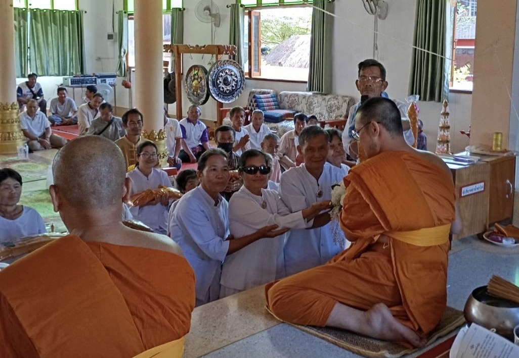 ภาพการถวายปัจจัยวัดศรีประทุมทอง