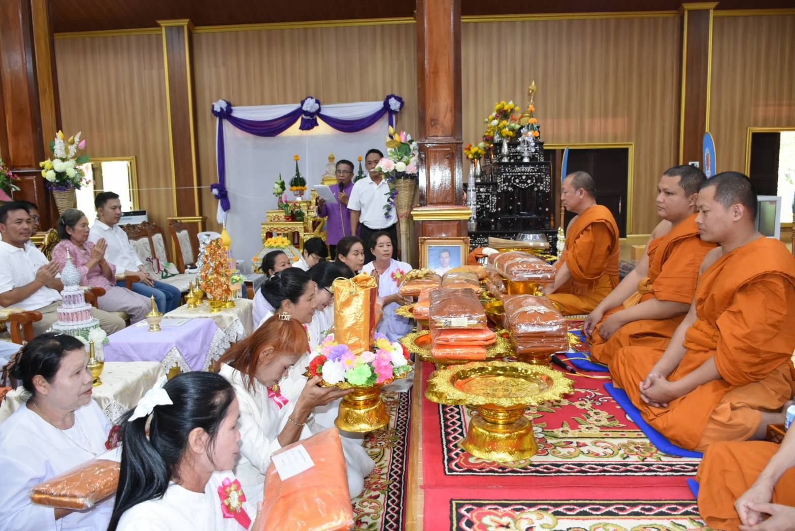 ภาพการถวายปัจจัยวัดป่าจันทวนาราม