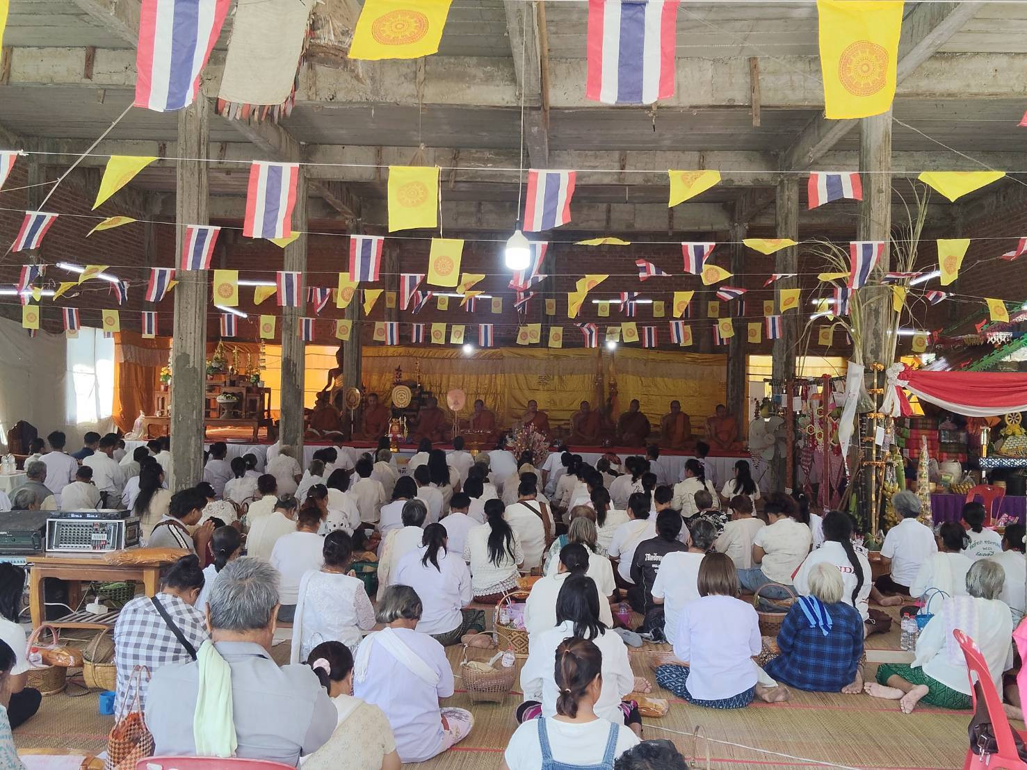 ภาพร่วมพิธีกรรมวัดหนองเรือ