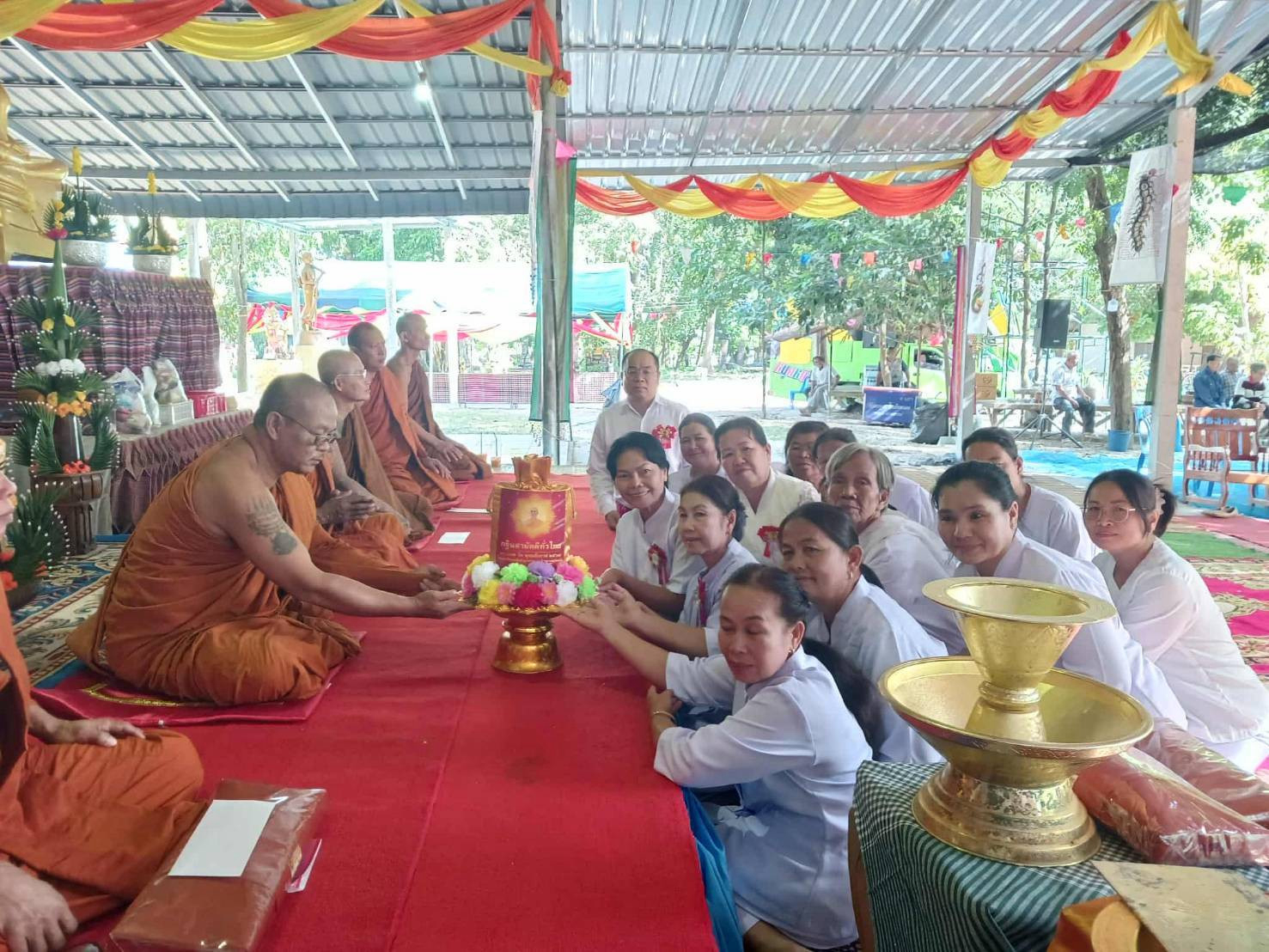 ภาพการถวายปัจจัยวัดมะพริก