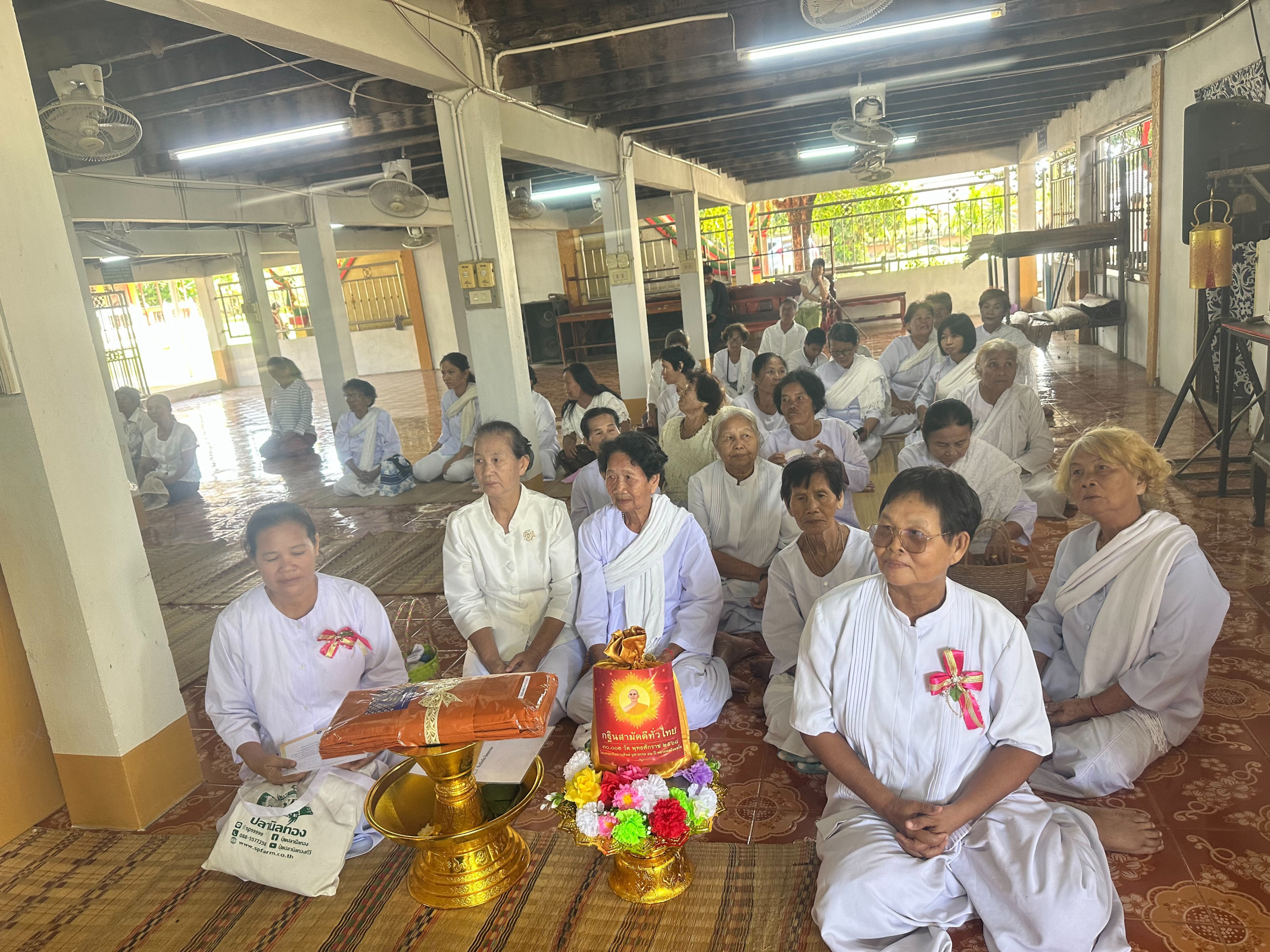 ภาพร่วมพิธีกรรมวัดบ้านดง